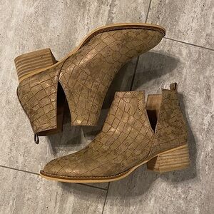 Western Glam Crocodile-Patterned Ankle Boots